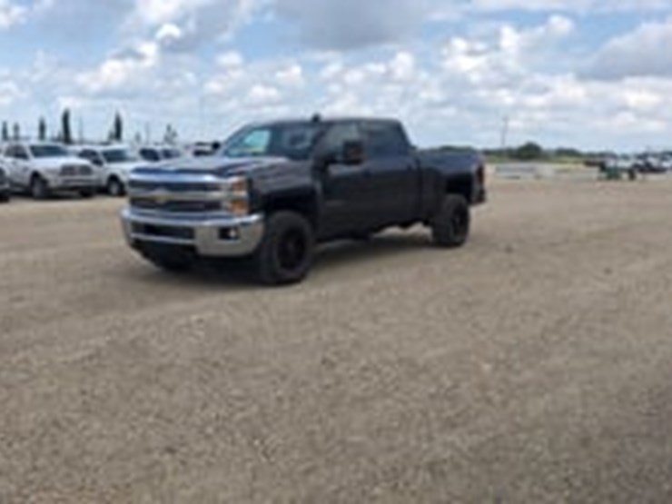 2015-chevrolet-silverado-2500hd-image-2