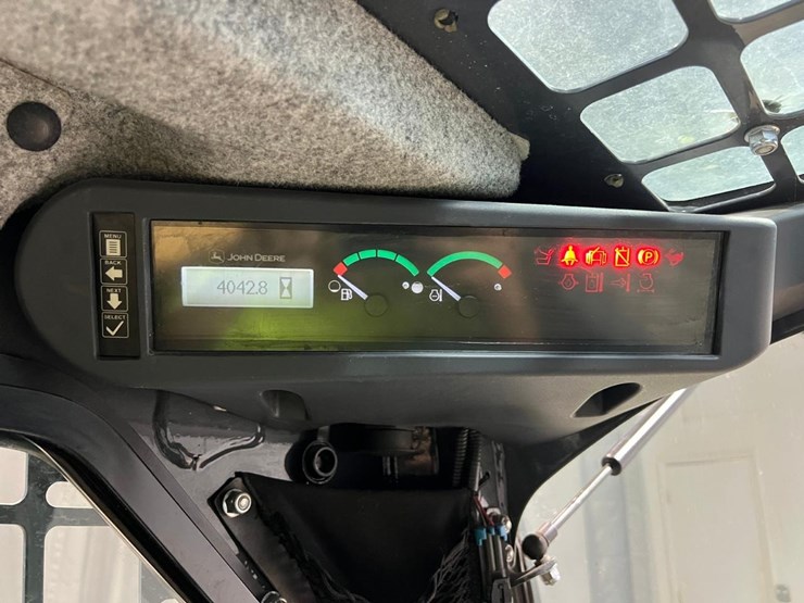 2016-deere-318g-image-44