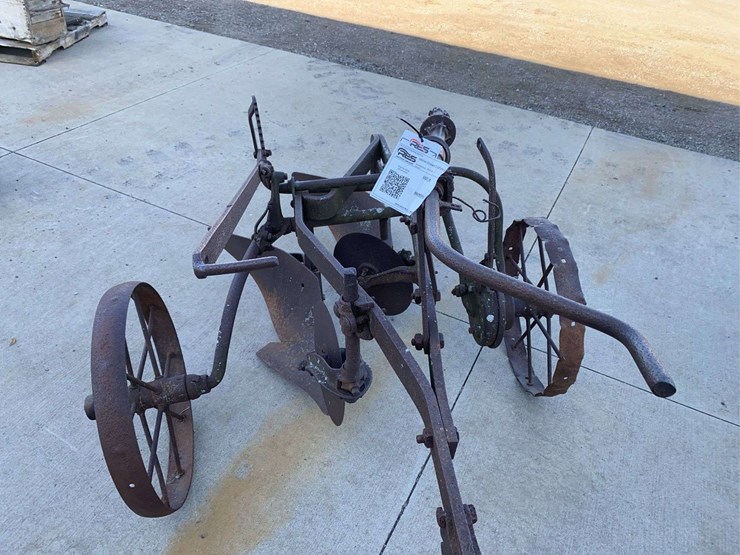 horse-drawn-2-bottom-oliver-plow-image-9