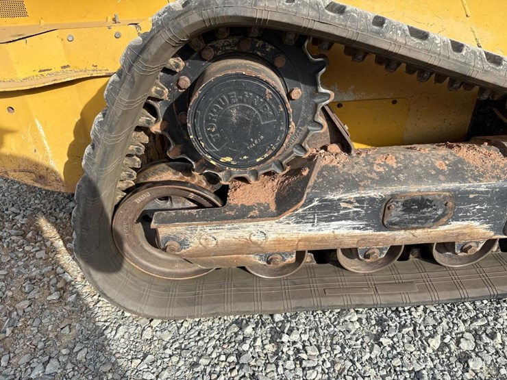 deere-323e-image-47