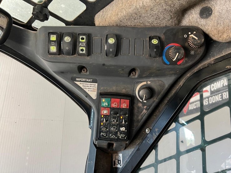 deere-323e-image-27