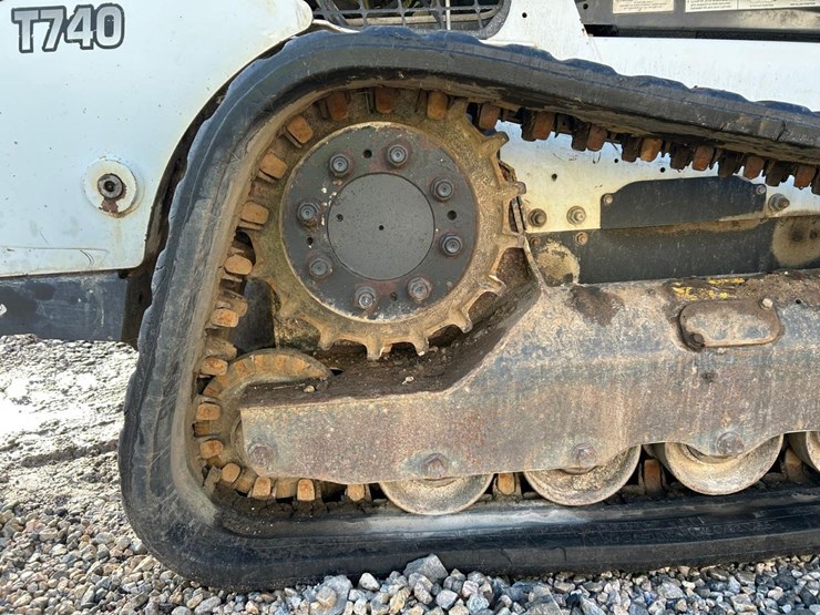 2017-bobcat-t740-image-16