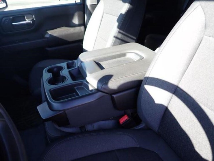2022-chevrolet-2500hd-image-26