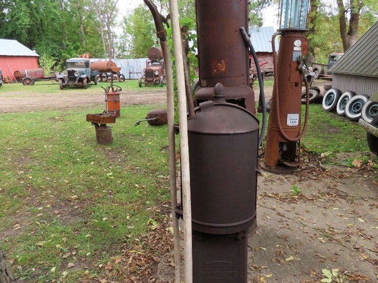 1900's-bowser-red-sentry-long-distance-gas-pump-image-2