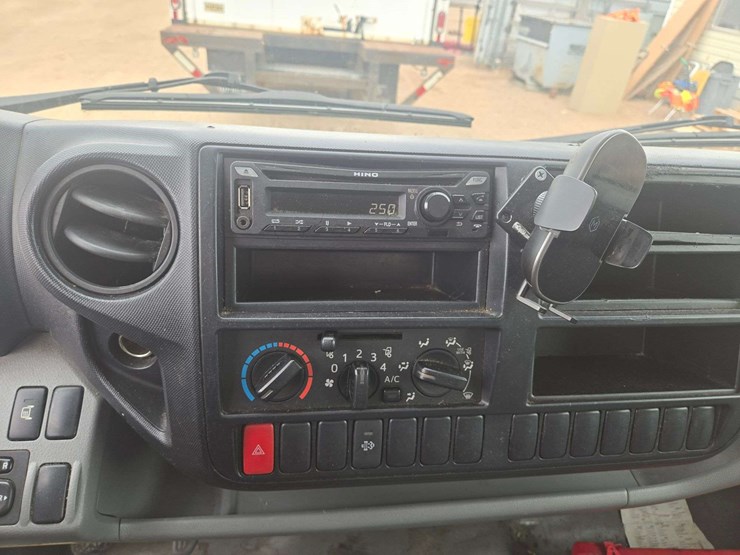 2019-hino-195-image-18