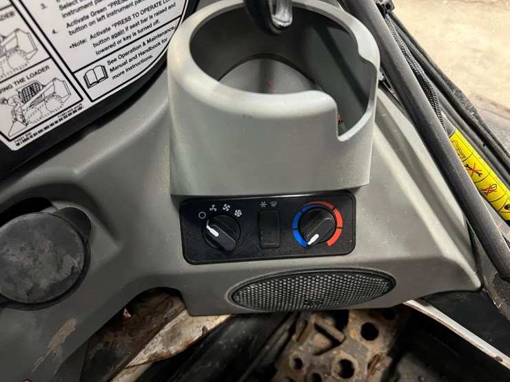 2016-bobcat-t740-image-24