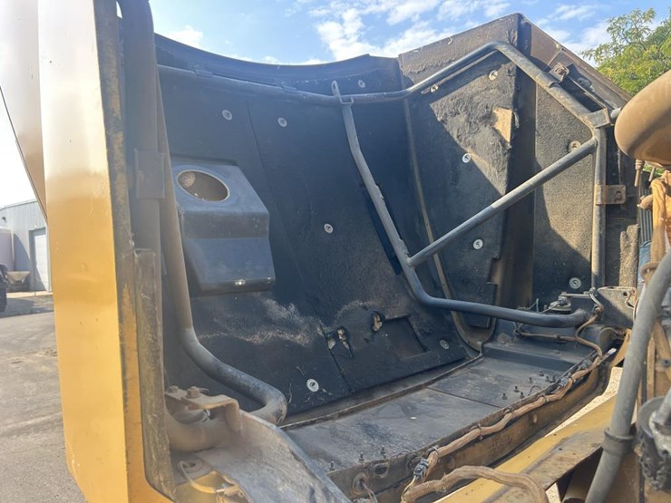 2005-caterpillar-725-image-48