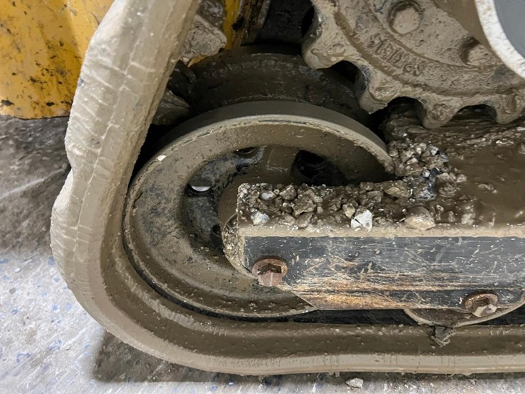 deere-323e-image-19