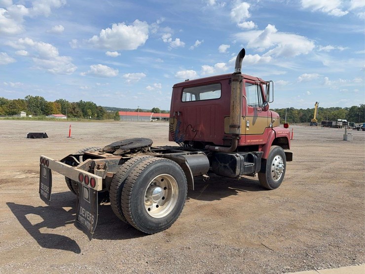 1982-international-2275-day-cab-semi-image-3