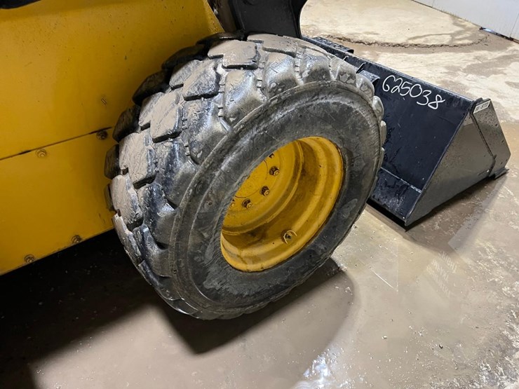 deere-332e-image-16