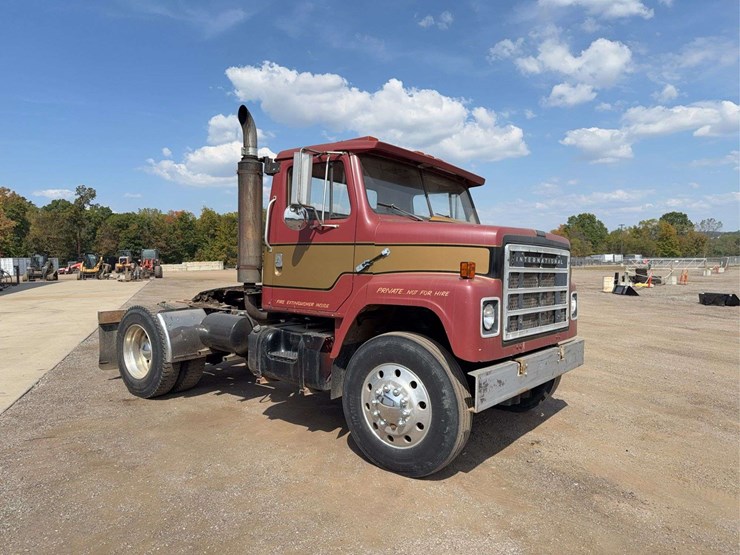 1982-international-2275-day-cab-semi-image-2