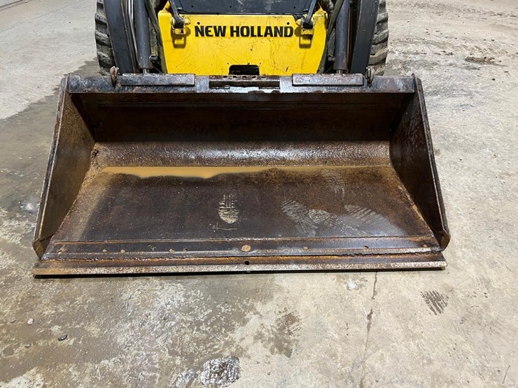 new-holland-l215-image-9