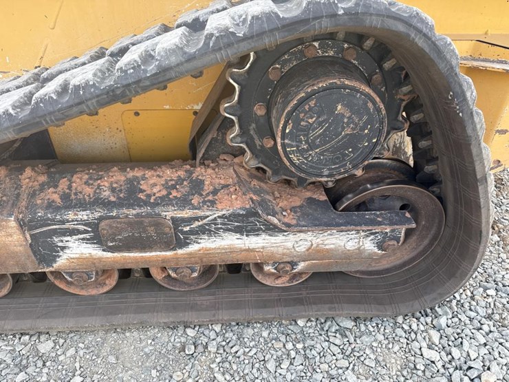 deere-323e-image-54