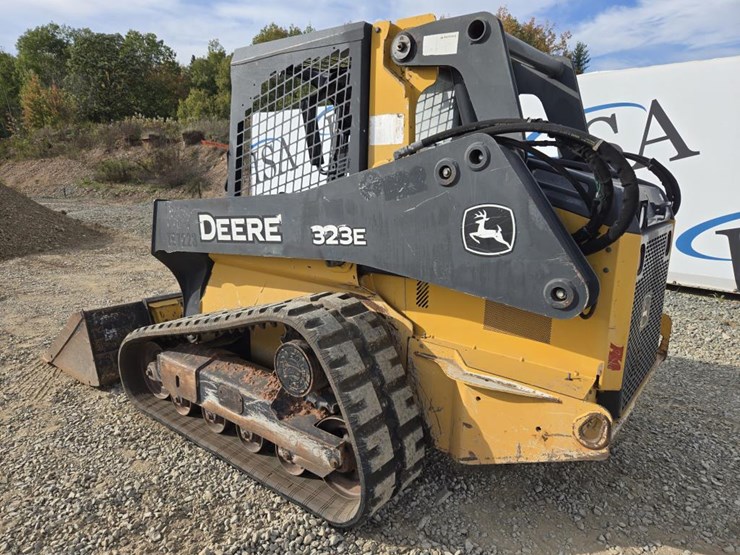 deere-323e-image-3