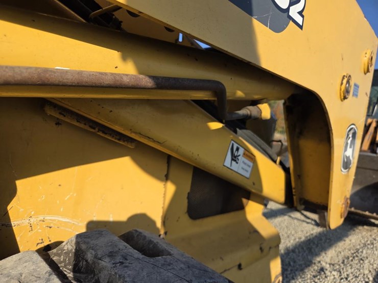 2013-deere-ct332-image-17