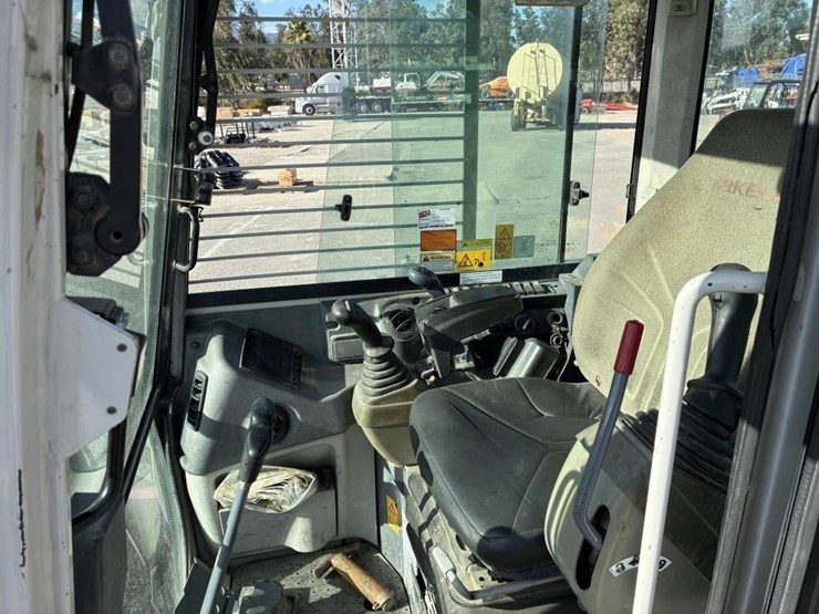 2016-takeuchi-tb280fr-image-18