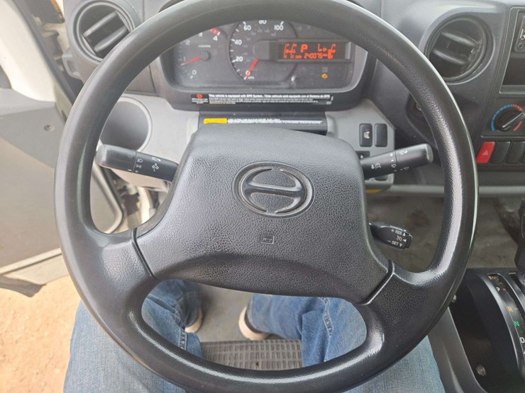 2019-hino-195-image-19