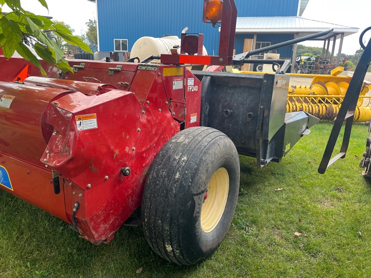 new-holland-fp240-image-4