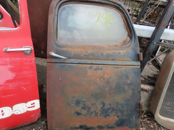 1946-chevrolet-panel-truck-rear-door-image-1