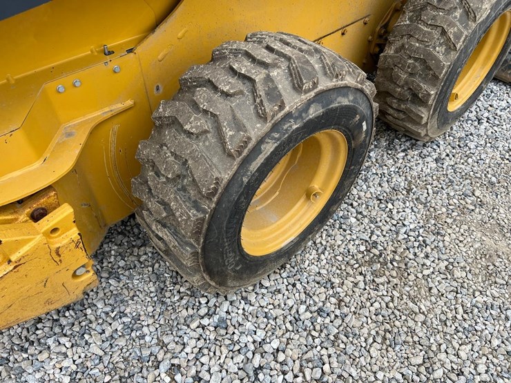 2020-deere-324g-image-16