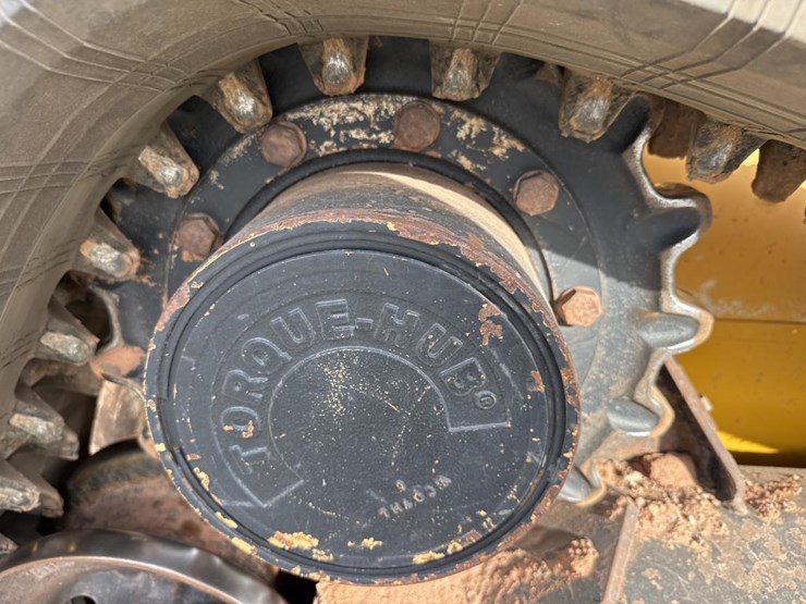 deere-323e-image-48
