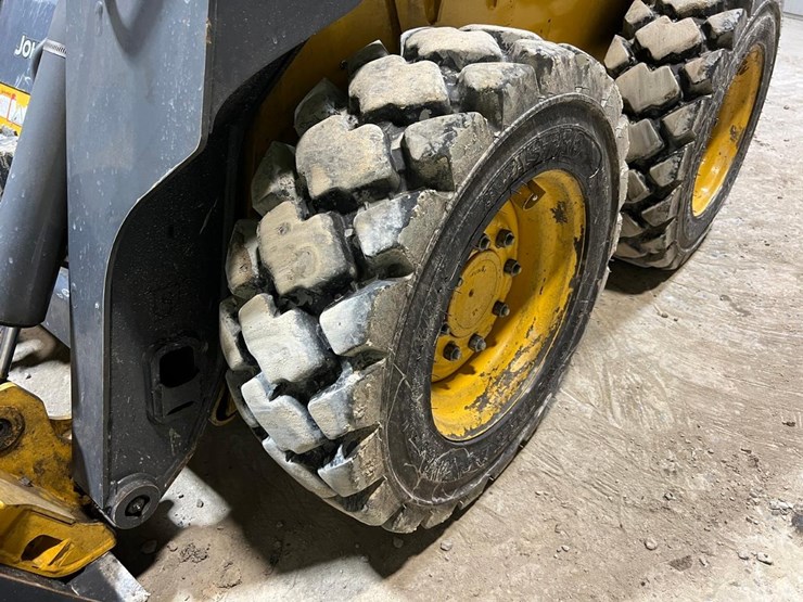 2016-deere-318g-image-13