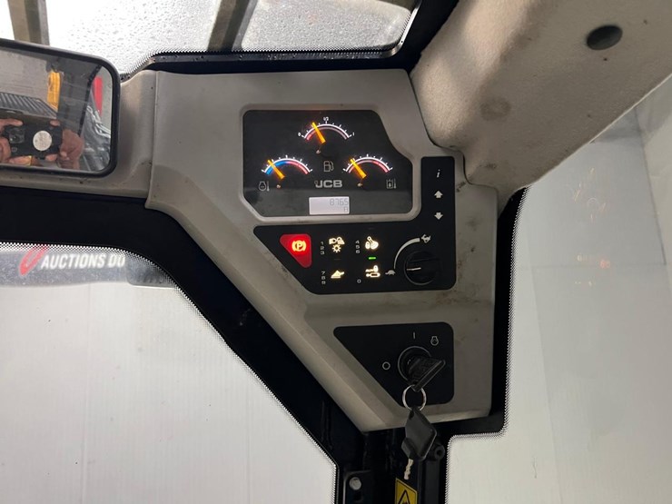 2023-jcb-3ts-8t-image-24