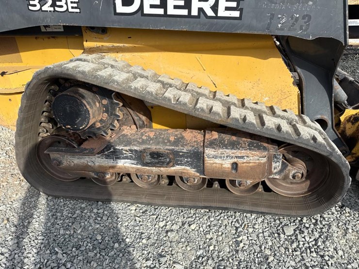 deere-323e-image-45