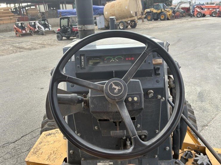 2015-deere-210l-image-22