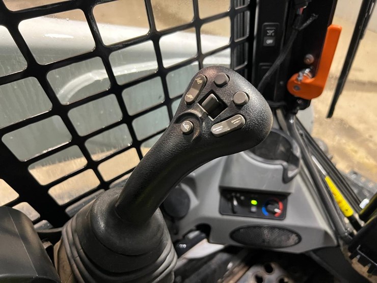 2023-bobcat-t770-image-26