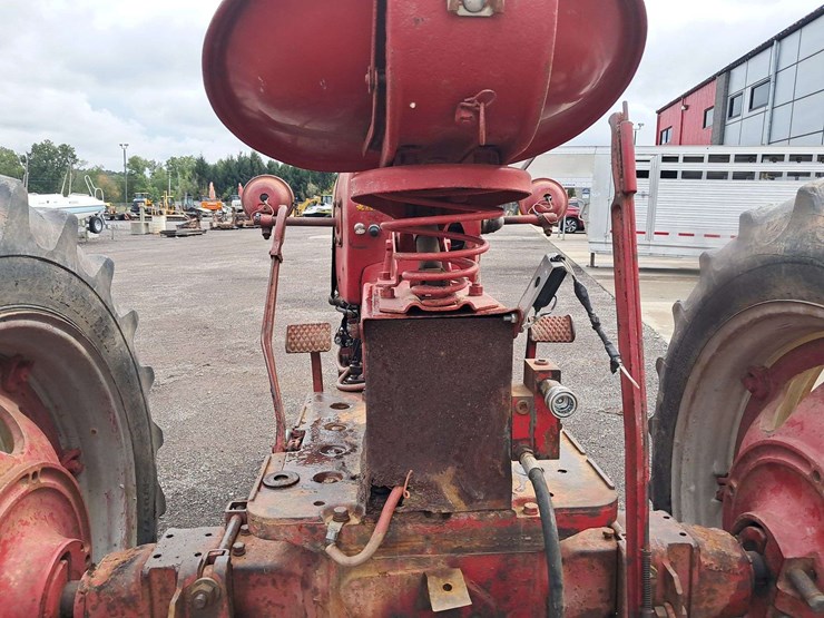 farmall-350-2wd-tractor-image-5