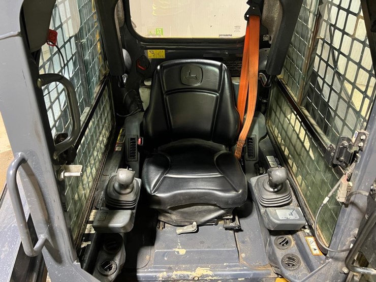 2016-deere-318g-image-43