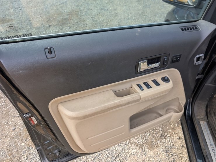 2010-ford-edge-image-28