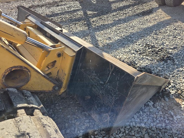 2013-deere-ct332-image-12