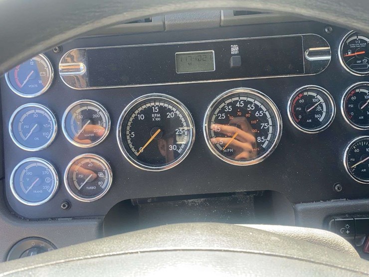 2013-freightliner-cascadia-semi-truck-image-40