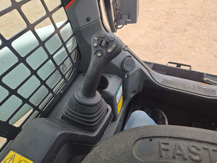 2023-bobcat-t64-image-12
