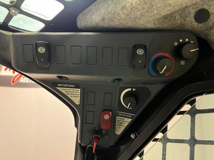 2016-deere-318g-image-47
