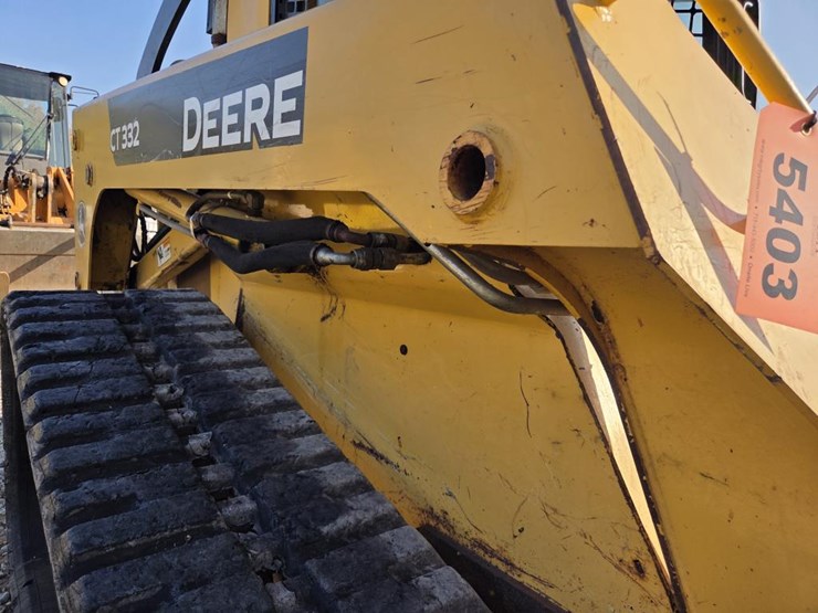 2013-deere-ct332-image-19