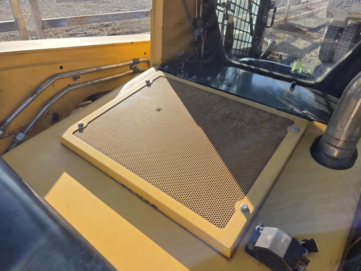 2013-deere-ct332-image-25