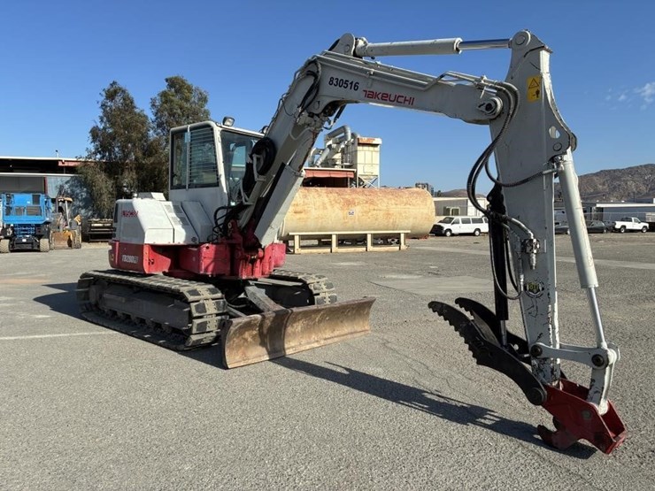 2016-takeuchi-tb280fr-image-2
