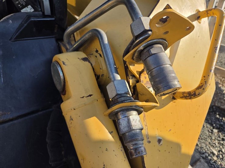 2013-deere-ct332-image-15