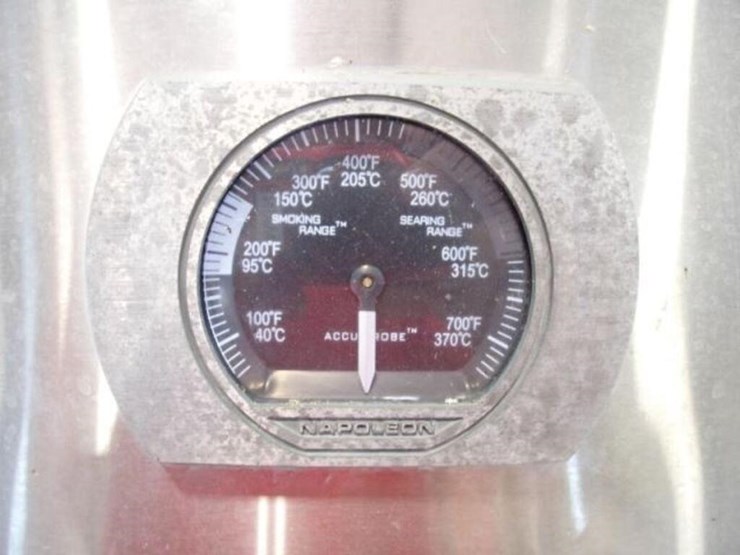 napoleon-rogue-se-4-burner-gas-bbq-image-5