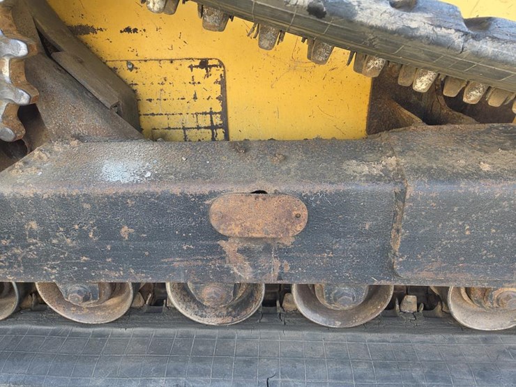 2013-deere-ct332-image-44