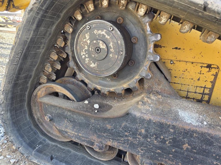 2013-deere-ct332-image-45