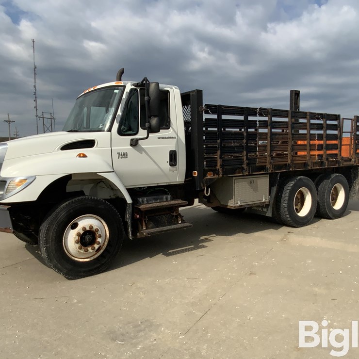 2005 INTERNATIONAL 7400