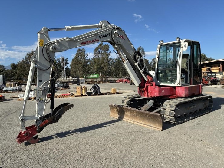 2016-takeuchi-tb280fr-image-1