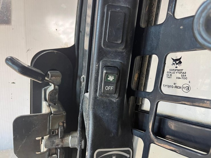 2019-bobcat-t870-image-32