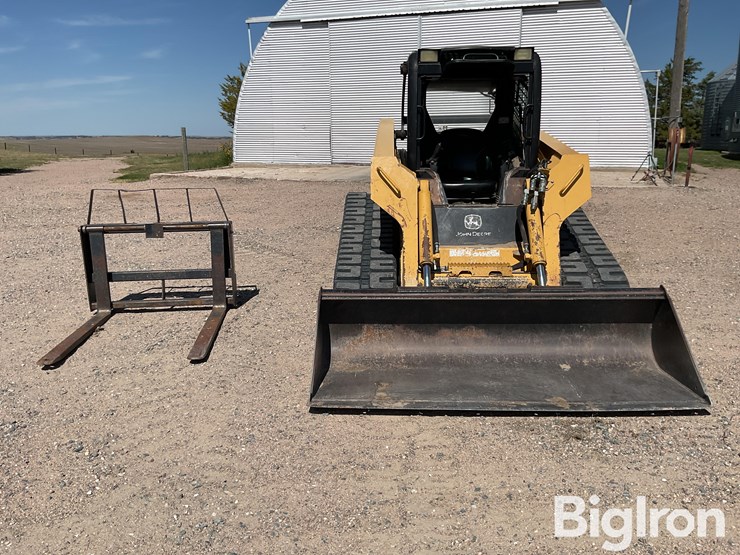 2006-deere-ct332-image-2