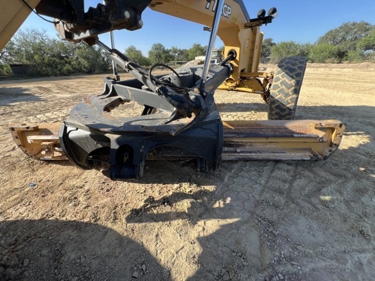 2011-deere-772gp-image-35