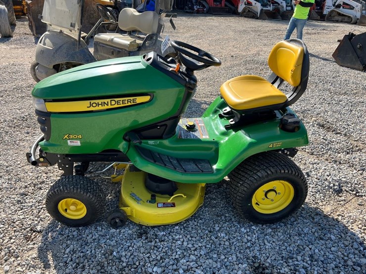 john-deere-x304-image-2
